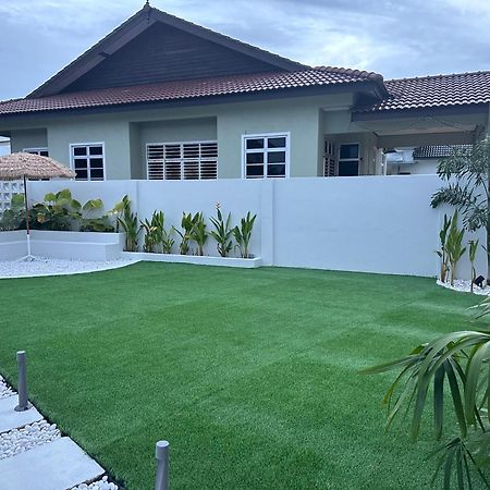Home In Terengganu With Private Pool Kuala Terengganu Luaran gambar